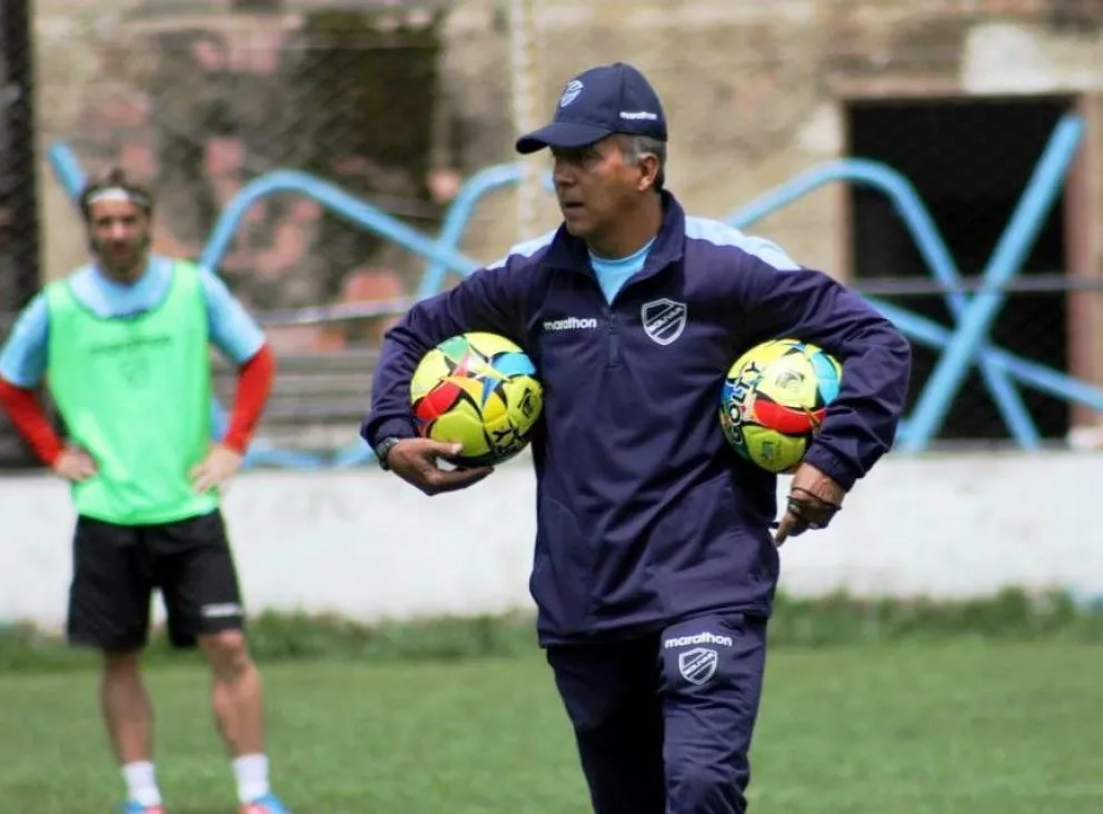 Vladimir Soria en una práctica de los celestes en 2014, en el viejo estadio de Tembladerani. Foto: AD