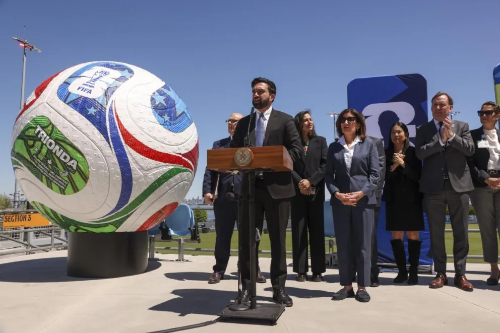 El alcalde de Nueva York, Zohran Mamdani, da el anuncia en la conferencia. Foto: EFE.