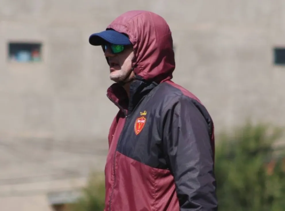 Robledo dirige un entrenamiento de Real Oruro. Foto: CDT