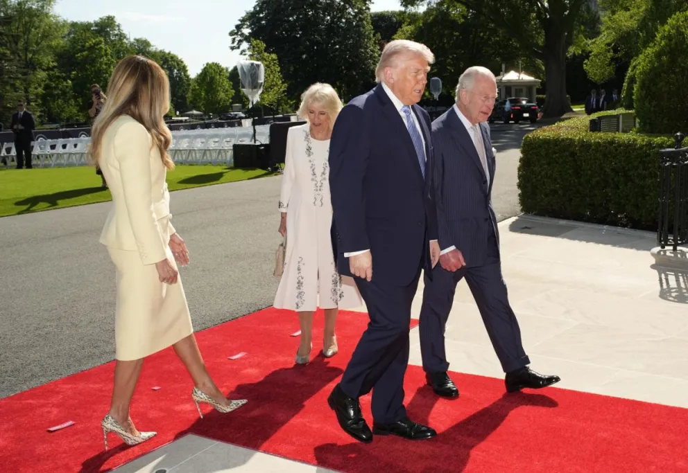 El presidente de Estados Unidos, Donald Trump (2-D), y la primera dama, Melania Trump (I), saludan al rey Carlos III (D) y a la reina Camila (2-I) del Reino Unido, en el pórtico sur de la Casa Blanca en Washington. Foto: EFE
