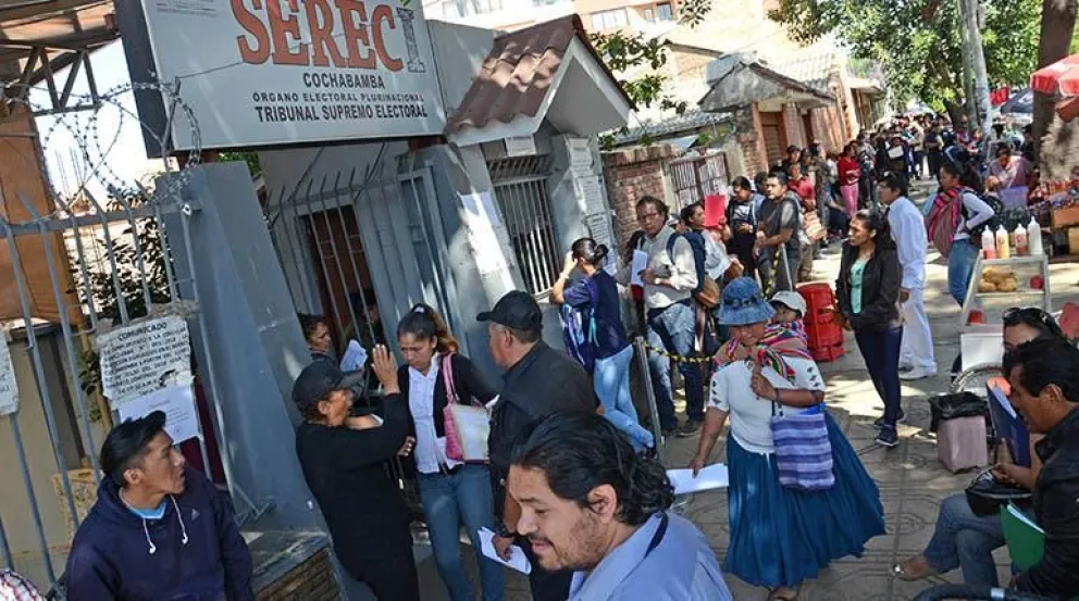 Largas colas en el Servicio de Registro Civil. Foto Los Tiempos