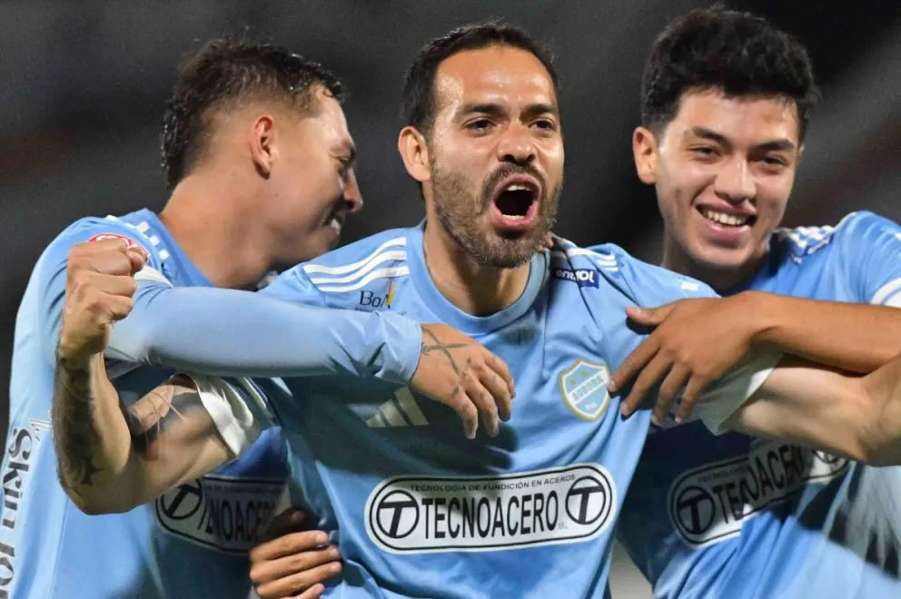 Sánchez (centro) festeja su gol para Aurora con sus compañeros. Foto: APG.