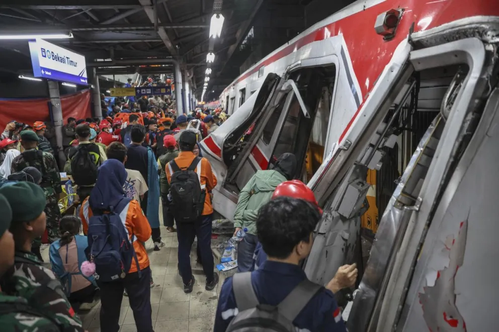 Equipos de rescate trabajan para evacuar a los pasajeros atrapados entre los restos de dos trenes que colisionaron. Foto: EFE