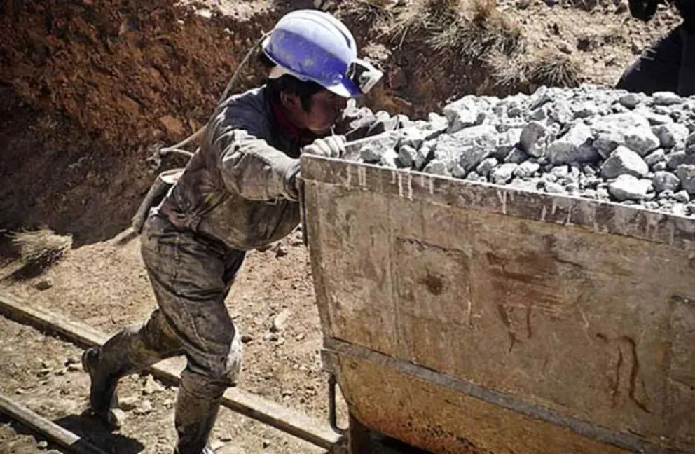 Un minero en su jornada laboral. Foto referencial