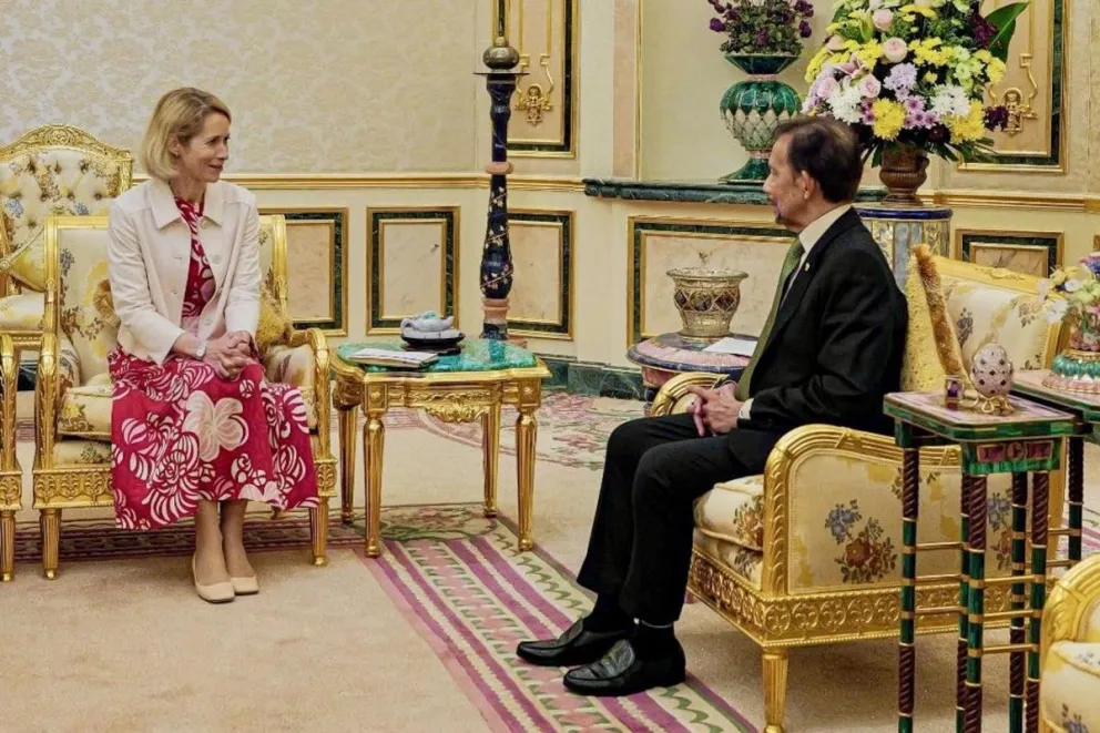 La alta representante de la Unión Europea (UE) para Política Exterior, Kaja Kallas, se reúne con el sultán de Brunéi, Haji Hassanal Bolkiah. Foto: EFE