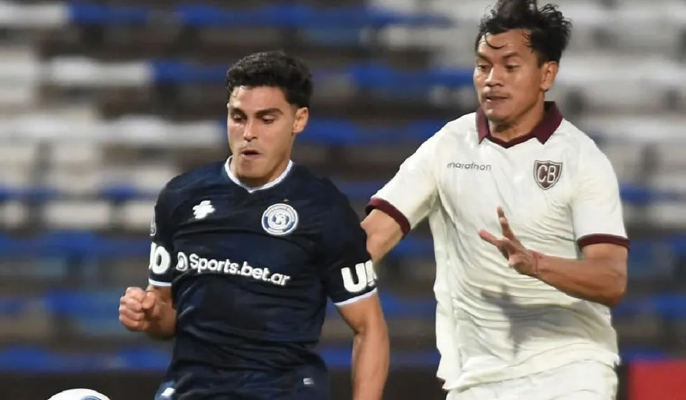 Sagredo (der.) sale a la marca de Sartori de Independiente Rivadavia en el partido del martes 7. Foto: Conmebol