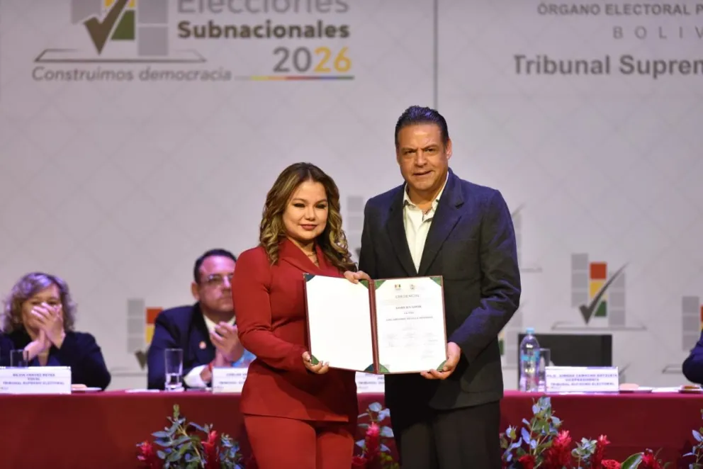 Luis Revilla recibe su credencial. Foto: Marka Registrada 