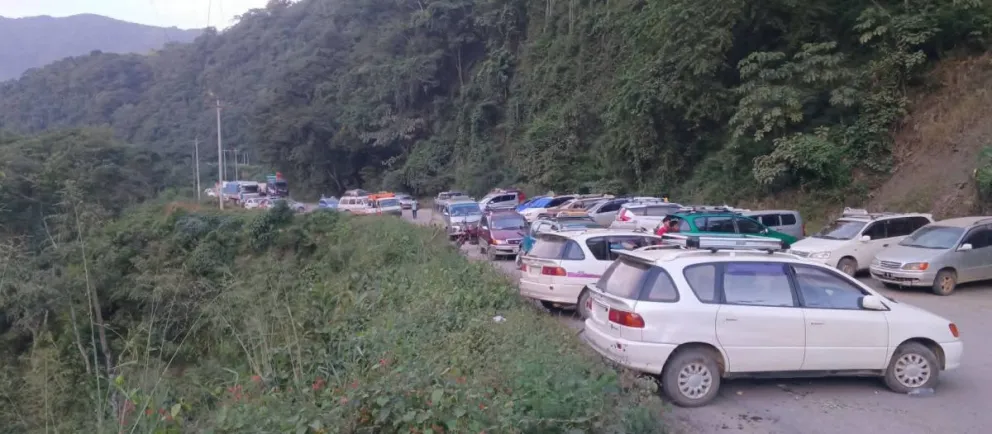 El transporte de Caranavi realiza su bloqueo en la entrada al municipio. Foto: Intendencia Municipal de Caranavi