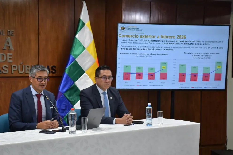 El ministro de Economía, José Gabriel Espinoza, informa sobre el presupuesto para los combustibles. Foto: APG
