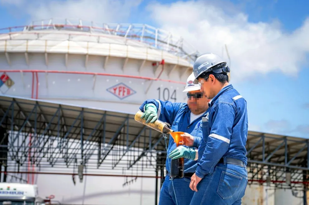Dos operatios de YPFB realizando sus labores. Foto: Facebook del estatal 