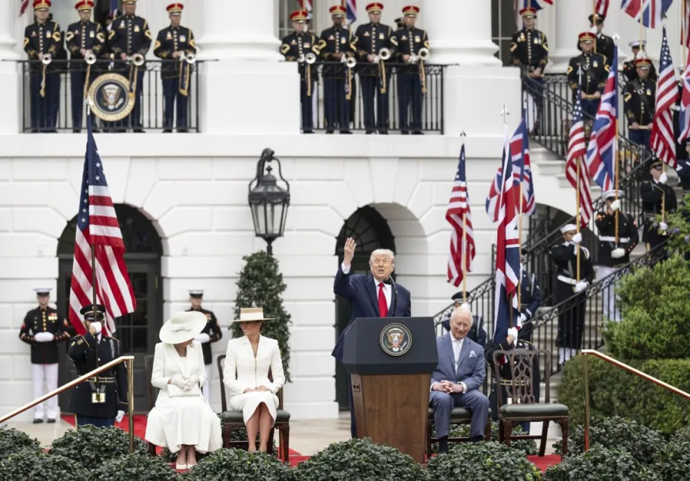 El presidente de Estados Unidos, Donald Trump, habla durante la ceremonia de bienvenida del rey Carlos III, de Reino Unido, en el jardín sur de la Casa Blanca. Foto: EFE