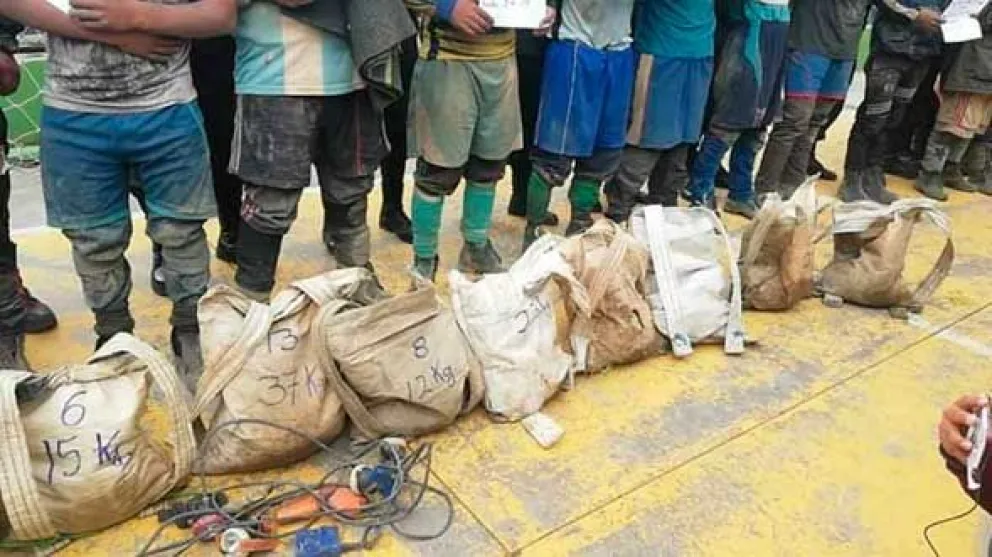 La Segunda División del Ejército logró recuperar 9 toneladas de mineral sustraído por los jucus en Huanuni. Foto: Erbol