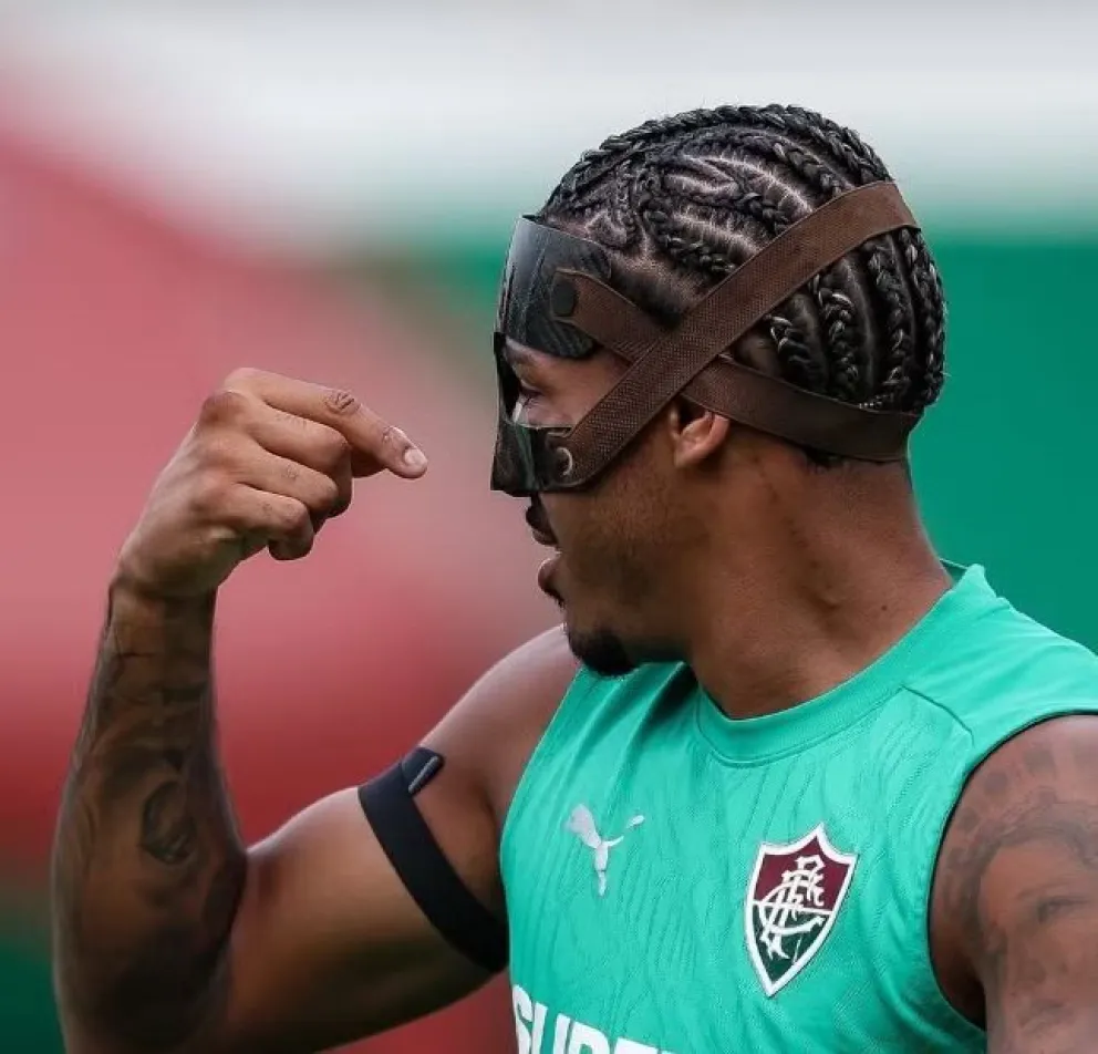 El atacante John Kennedy de filas del Fluminense con su mascarilla protectora. Foto: GE