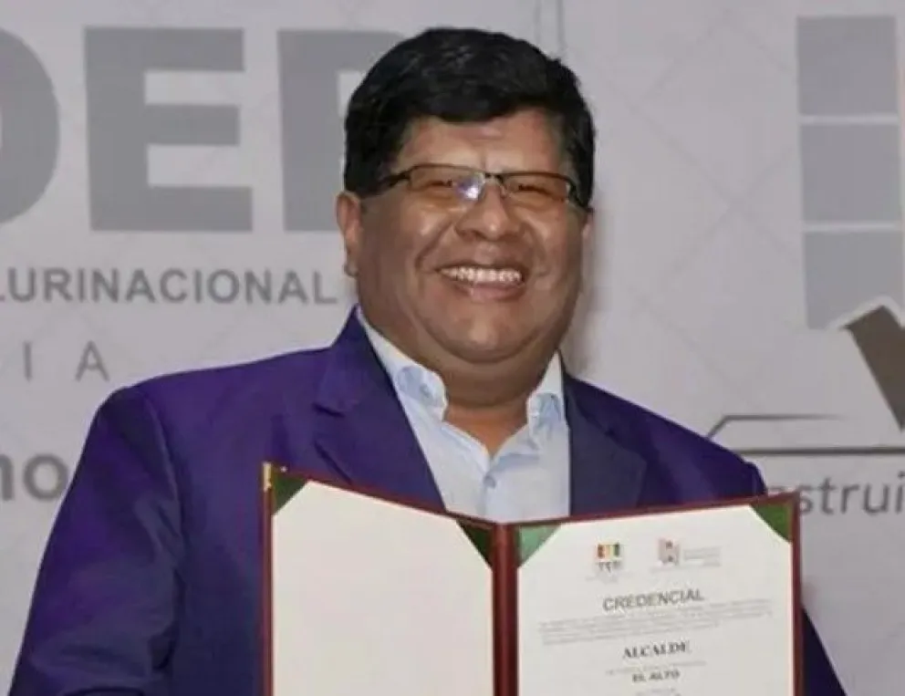 El comunicador social Eliser Roca Tancara recibió la credencial con la que se habilita como alcalde del municipio de El Alto. Foto: Captura