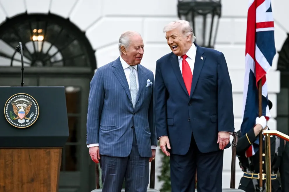 Fotografía difundida en la cuenta oficial @WhiteHouse de la Casa Blanca en la red social X que muestra al presidente de los Estados Unidos, Donald Trump (d), junto al rey Carlos III del Reino Unido durante su visita a Washington (Estados Unidos). Foto:EFE