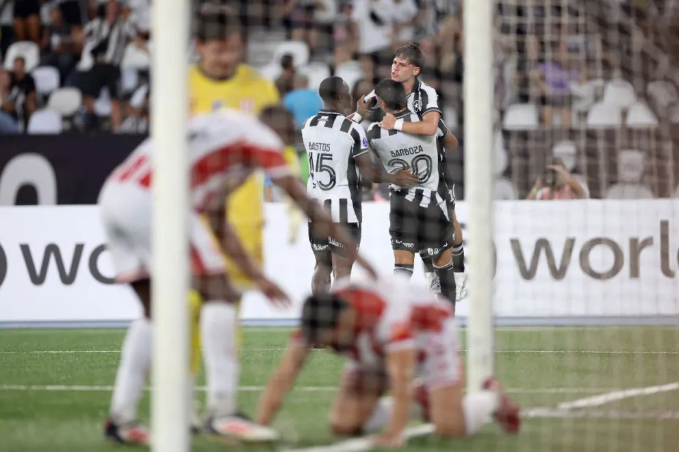 Jugadores de Botafogo celebran uno de sus goles ante la desazón de Independiente. Foto: BFR.