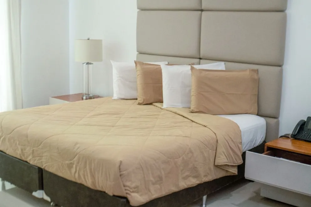 Mobiliario de diseño exclusivo y lámparas importadas, entre las características de la Casa Ejecutiva de YPFB, ubicada en el barrio Las Palmas de la ciudad de Santa Cruz. Foto: YPFB