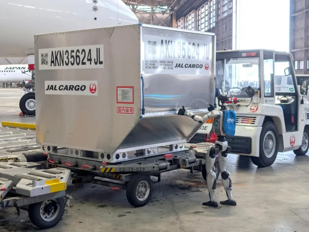 Los robots humanoides realizarán funciones de carga y descarga de maletas. Foto: EFE  