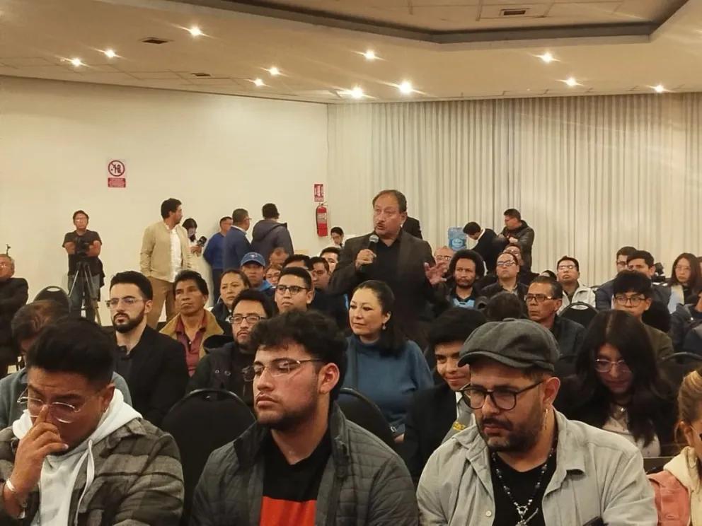 El exdirigente Edgar Morales toma la palabra en la asamblea de socios de la Academia. Foto: MMG