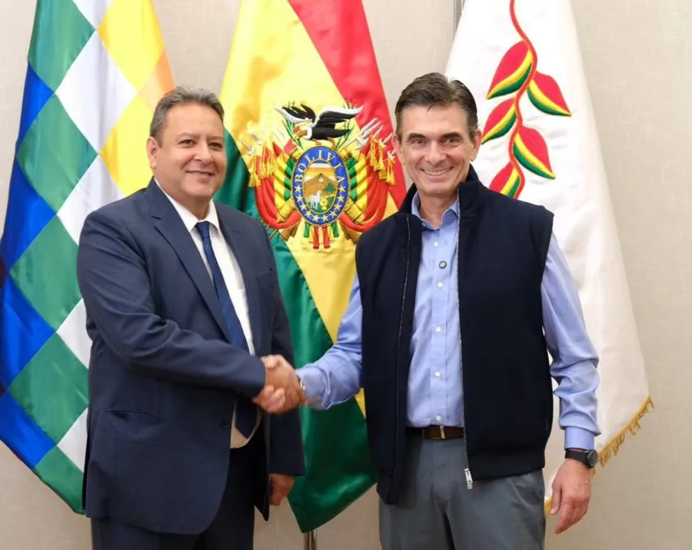 El presidente de YPFB, Sebastián Daroca, y el presidente Rodrigo Paz. Foto archivo