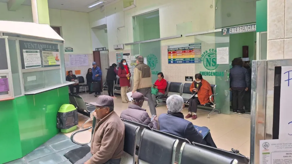 Asegurados esperando atención médicos en el Policlínico Central de la CNS, ubicada cerca de la plaza Murillo. Foto: Visión 360