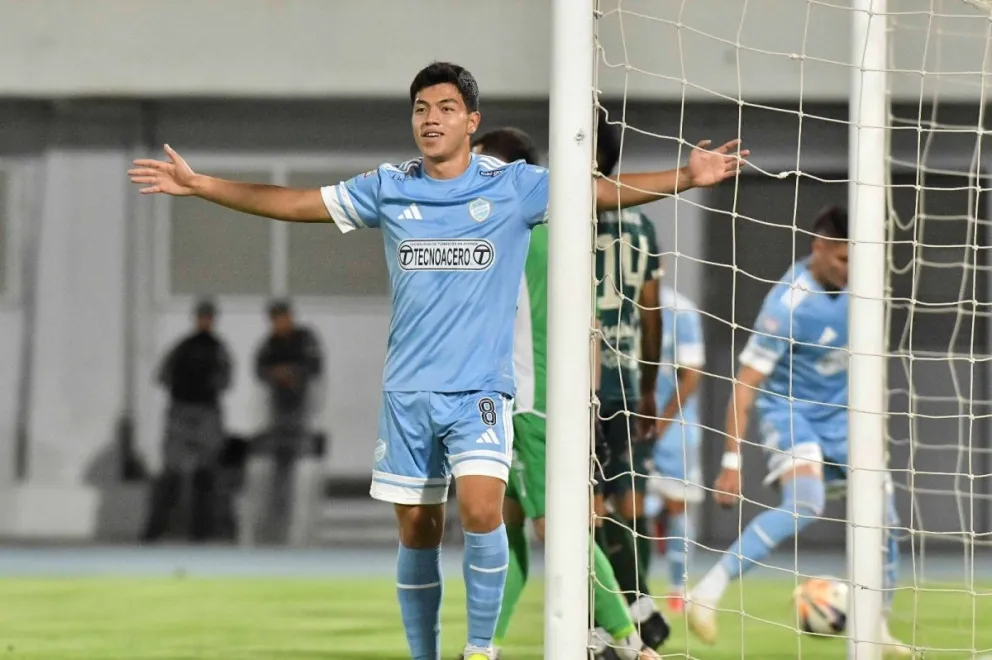Sebastián Viviani, jugador de 18 años, celebra un gol para Aurora en el partido frente a San Antonio por la Liga de la División Profesional. Foto: APG