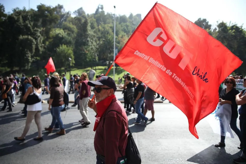 Fotografía de archivo de una marcha convocada por la chilena Central Unitaria de Trabajadores (CUT), en una de las avenidas de Santiago de Chile. Foto: EFE