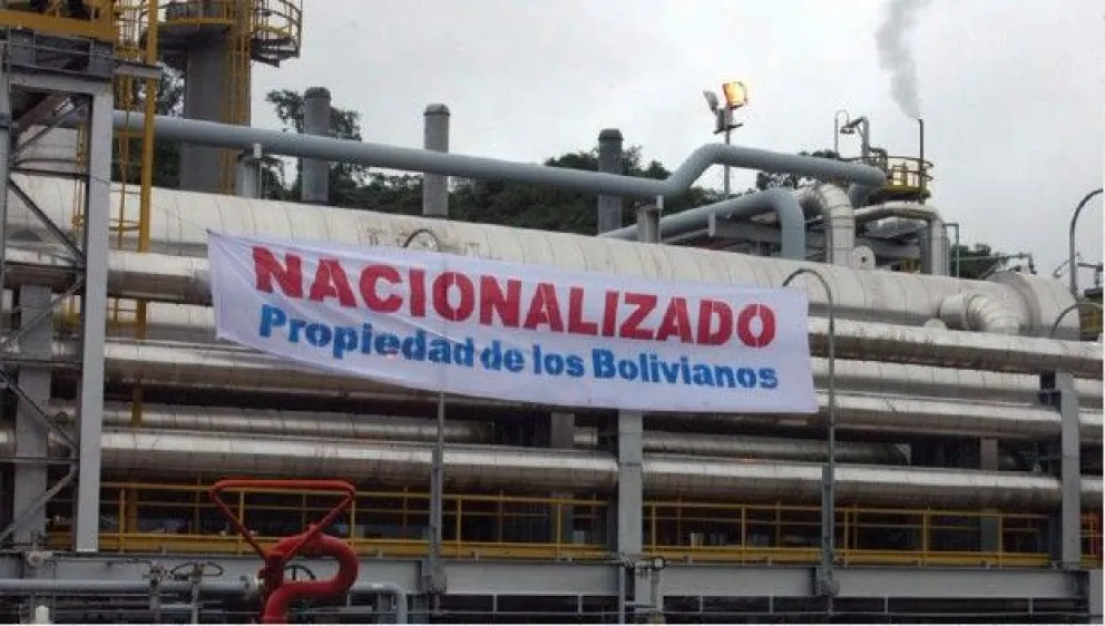 Cartel de "nacionalizado" en una planta de YPFB. Foto: YPFB