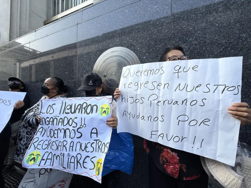 Familiares de peruanos que denuncian haber sido reclutados por Rusia y enviados bajo presuntos engaños al frente de la guerra en Ucrania, realizan un plantón frente a la sede del Ministerio de Relaciones Exteriores este miércoles, en Lima (Perú). Foto:EFE