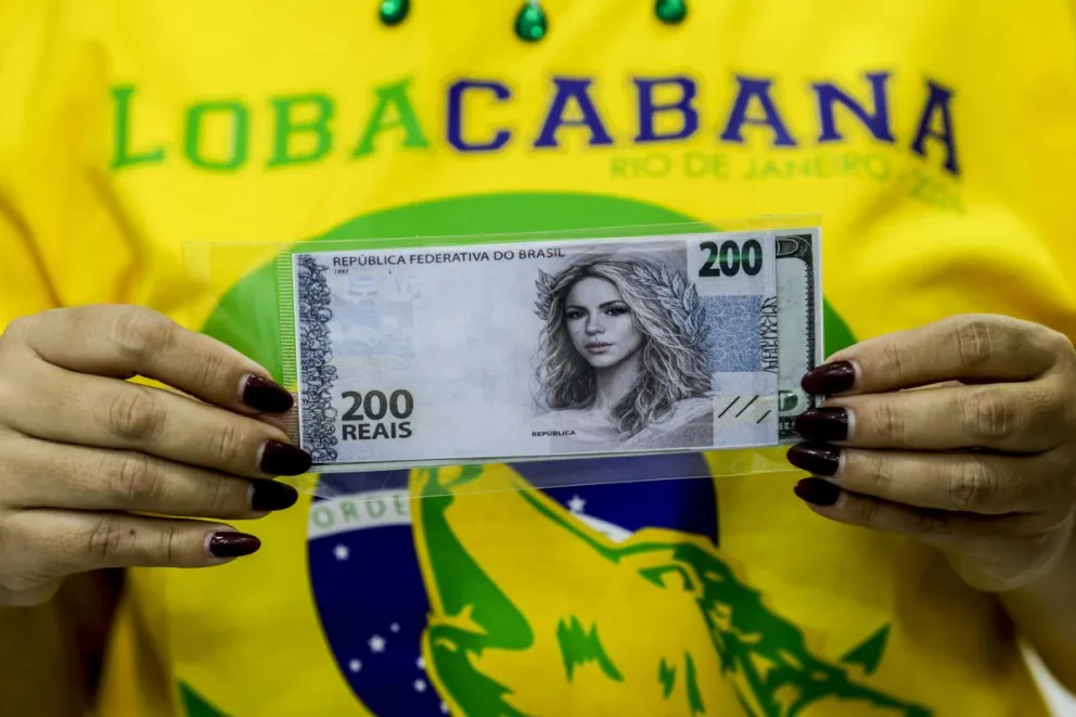Una persona sostiene un billete alusivo a la cantante colombiana Shakira en Río de Janeiro (Brasil). Foto: EFE