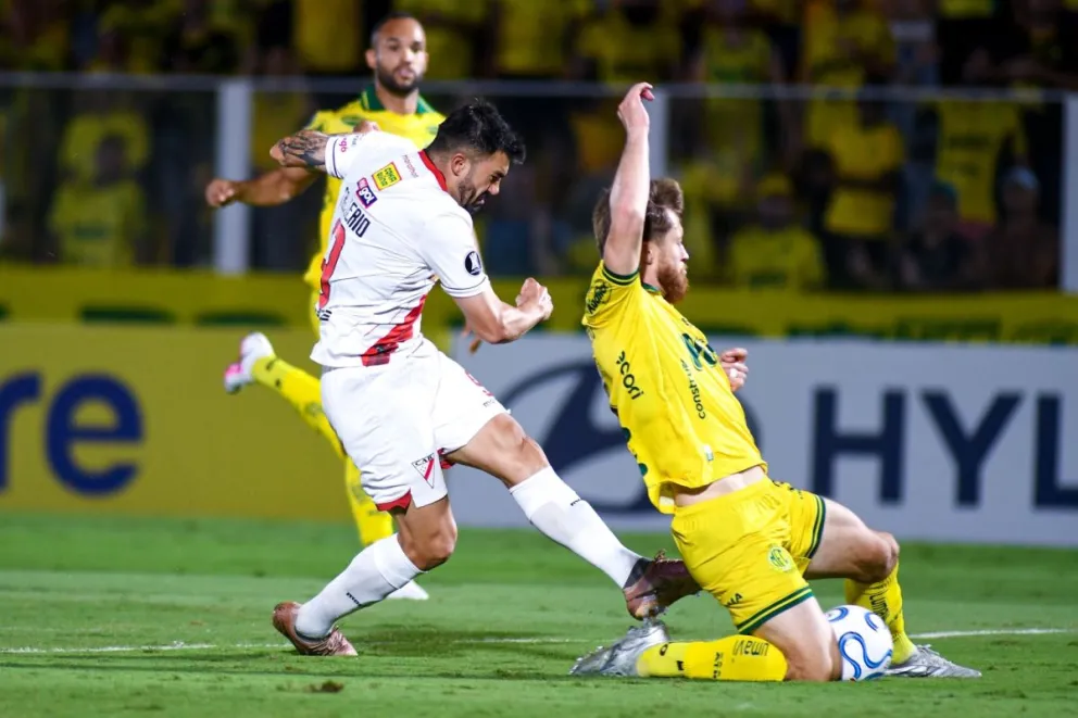 Triverio (izq.), de Always, patea la pelota ante la presión de un contrincante. Foto: Club Always Ready.