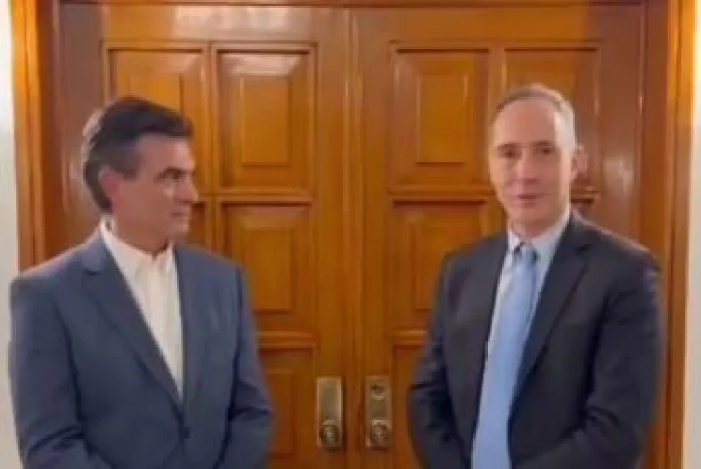 Presidente de Bolivia, Rodrigo Paz, junto al vicepresidente ejecutivo del organismo internacional, Jordan Schwartz. Foto: ABI