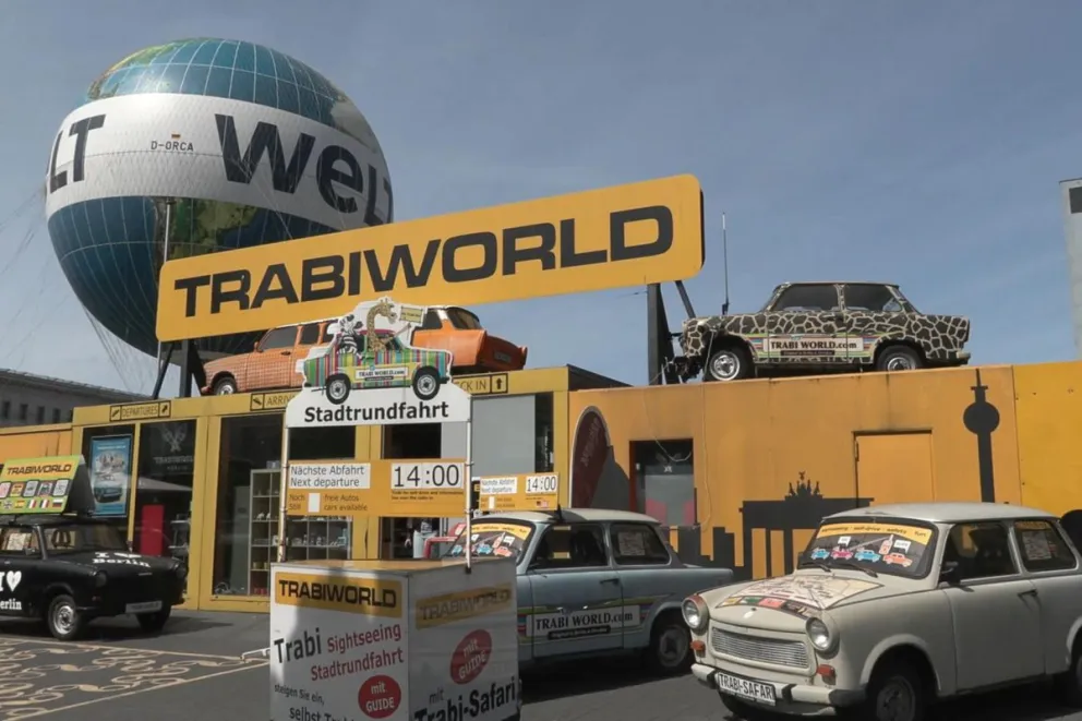 Vista de vehículos Tranbant en la empresa turística TrabiWorld, ubicada en el centro de Berlín. Foto: EFE 