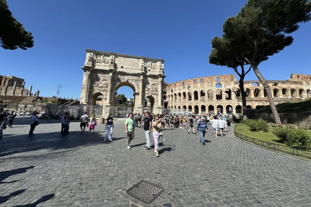 Varios turistas durante su visita a Roma. Foto: EFE 
