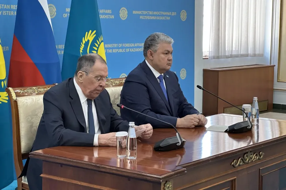 El ministro de Exteriores de Rusia, Serguéi Lavrov (i), se reúne con su homólogo kazajo, Yermek Kosherbáev, este jueves en Astaná. Foto: EFE