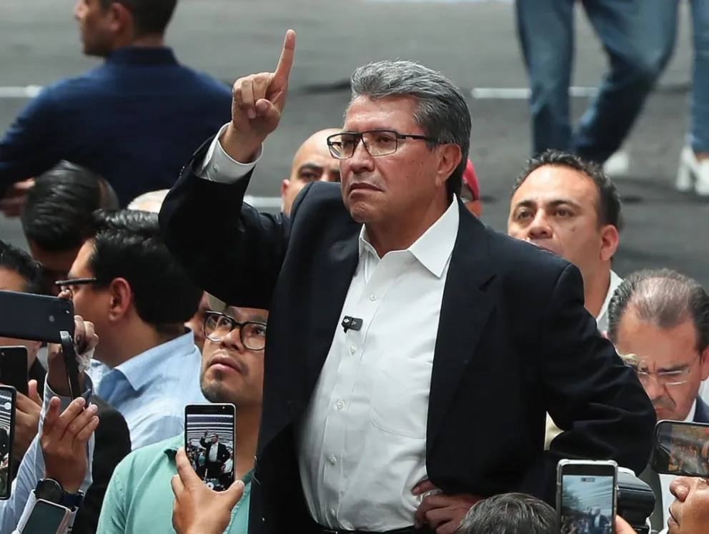 El diputado del Movimiento de Regeneración Nacional (MORENA), Ricardo Monreal, habla con medios de comunicación, en Ciudad de México (México). Foto: EFE