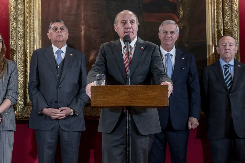 El ministro chileno de Hacienda, Jorge Quiroz (c), durante un pronunciamiento, en el Palacio de La Moneda, en Santiago de Chile. Foto: EFE