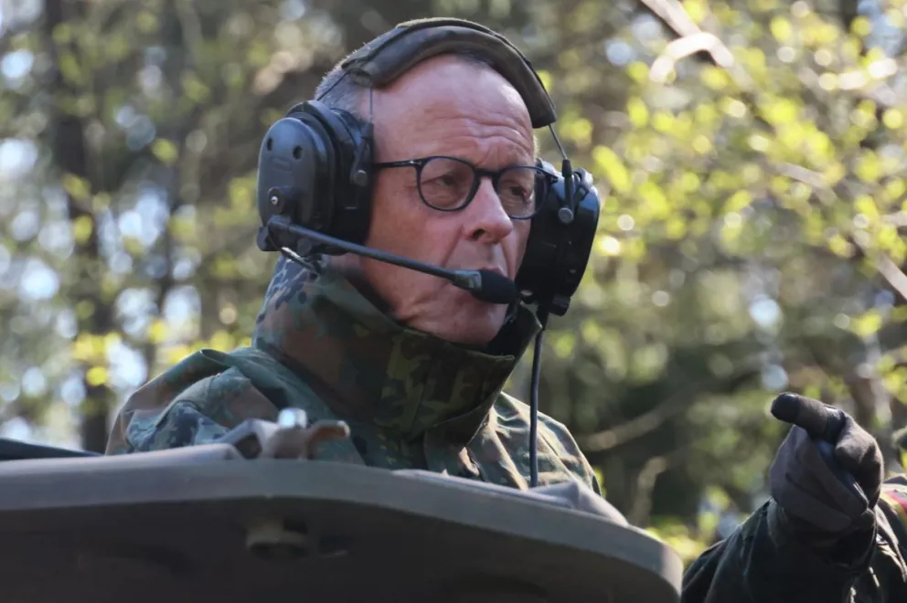 El canciller alemán Friedrich Merz viaja en un vehículo blindado de ruedas Boxer durante un ejercicio de las Fuerzas Armadas alemanas (Bundeswehr) en Münster, Alemania, el 30 de abril de 2026. Foto: EFE 