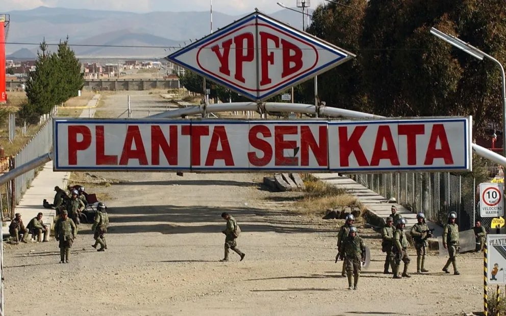 Soldados de Bolivia resguardando la planta de Senkata, en El Alto (Bolivia). Foto: EFE
