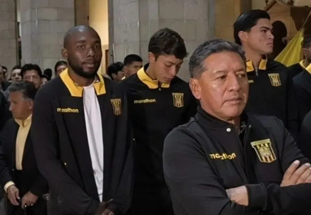 Juan Santacruz (izq.) durante la misa por los 118 años del club (8 de abril). Foto: archivo