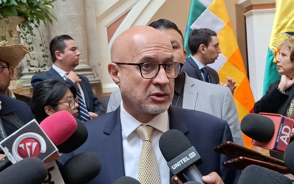 El ministro Lupo, en contacto con la prensa, este jueves. Foto: Visión 360 