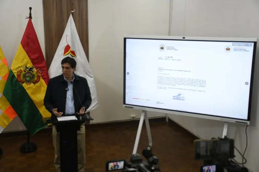 Mauricio Zamora, ministro de Obras Públicas, muestra la nota que envió a los choferes. Foto: APG 