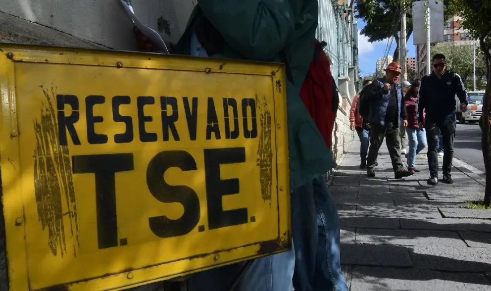 Oficinas del TSE en Sopocachi, y de fondo Mario Argollo, ejecutivo de la COB. Foto: APG 