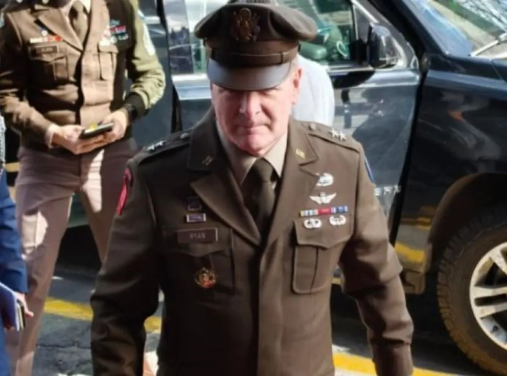 El comandante general del Ejército Sur de Estados Unidos, general mayor Philip J. Ryan, en el ingreso al edificio del Ministerio de Defensa. Foto: Ministerio de Defensa 
