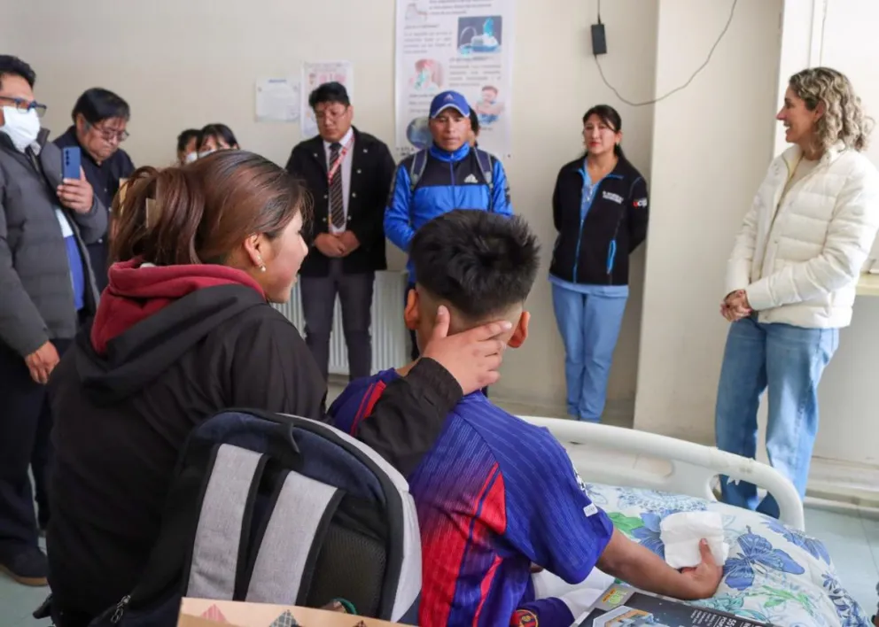 El niño Rubén recibió la visita de la primera dama, "Bibi" Urquidi, quien acompañó su salida del Hospital del Norte. Foto: Despacho de Gestión Social