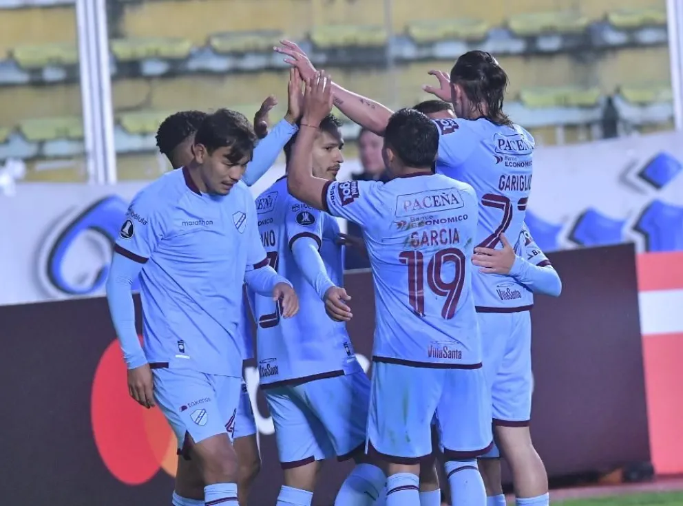 Jugadores de la Academia festejan el primer gol de Matheus. Foto: APG.
