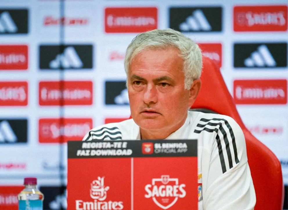 Mourinho en conferencia de prensa. Foto: Benfica.