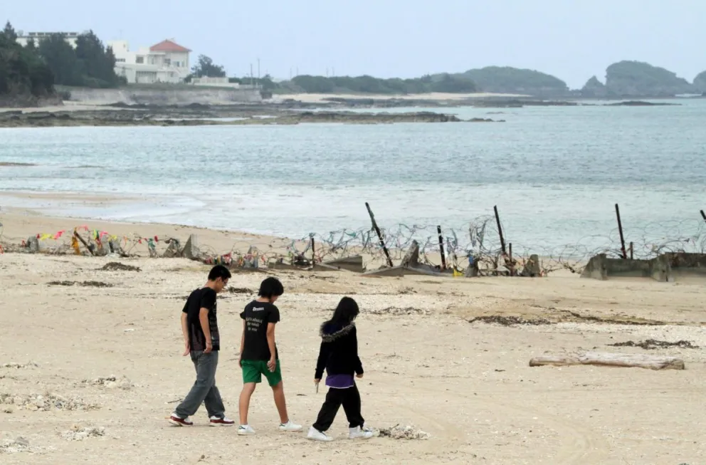 Una imagen de archivo tomada el 4 de mayo de 2010 muestra una playa de Nago, en suroeste de Okinawa, Japón. Foto: EPA