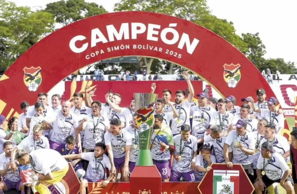 Real Potosí con su trofeo de campeón de la Copa Simón Bolívar 2025. Foto: APG.