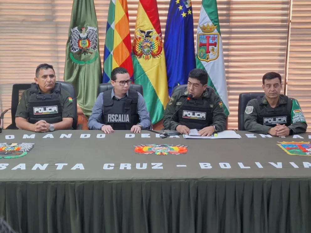 Autoridades policiales y el Fiscal Departamental de Santa Cruz informan sobre las primeras investigaciones del asesinato del magistrado del Tribunal Agroambiental, Victor Hugo Claure. Foto: En La Mira Del Poder